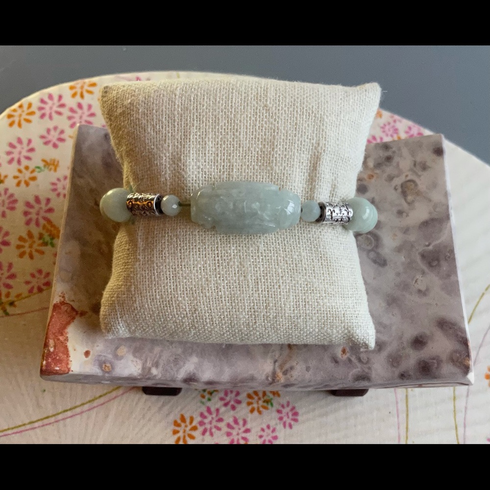 EUC Carved Aventurine Stretch Bracelet